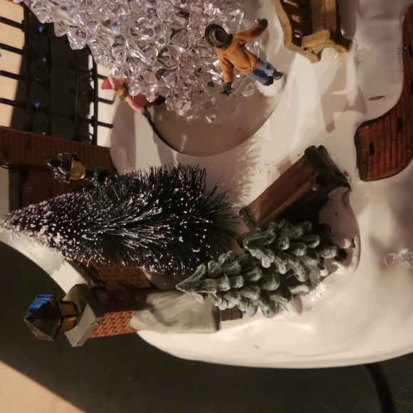 Village Lemax kids skating around the tree at Ice Pond - Picture 3 of 8